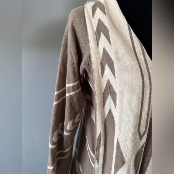 Neiman Marcus Tan Patterned Cardigan - Picture 3 of 9